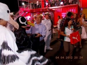 Prefeito de Itaja&iacute;, Jandir Bellini, recebendo abra&ccedil;o do Albatroz