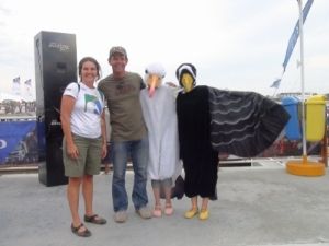 Da esquerda para a direita, Maria Cl&aacute;udia Kohler, do Projeto Albatroz; o velejador Torben Grael e as volunt&aacute;rias Luyana e Maria Luiza