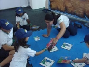 Crian&ccedil;as brincam com o Jogo Marinho da Mem&oacute;ria, no espa&ccedil;o do Projeto na Vila da Regata