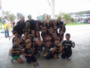 Estudantes da escola Unificado, de Itaja&iacute;, que visitaram a Vila da Regata e ganharam Abra&ccedil;os Gr&aacute;tis