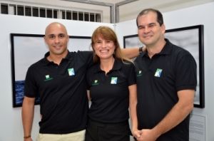 Fotógrafos e profissionais da equipe técnica do Projeto Albatroz Dimas Gianuca e Fabiano Peppes com Tatiana Neves, coordenadora geral do Projeto Albatroz ao centro Fotógrafos e profissionais da equipe técnica do Projeto Albatroz Dimas Gianuca e Fabiano Peppes com Tatiana Neves, coordenadora geral do Projeto Albatroz ao centro