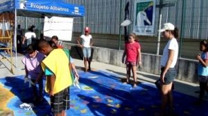 Voluntária, Angelica Garcia, auxiliando nos jogos do Projeto durante o Dia do Desafio Voluntária, Angelica Garcia, auxiliando nos jogos do Projeto durante o Dia do Desafio