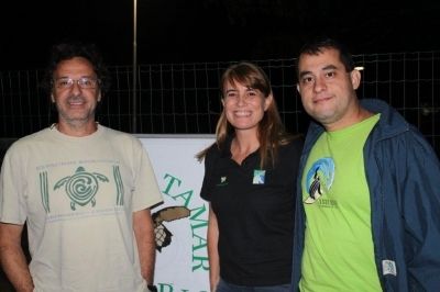 Joca Thom&eacute;, coordenador regional do Tamar no Esp&iacute;rito Santo; Tatiana Neves, coordenadora geral do Projeto Albatroz; Nilamon Leite, respons&aacute;vel pelos trabalhos realizados pelo Tamar em parceria com a frota de Itaipava