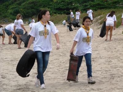 Garotas auxiliando na limpeza de praias durante evento Volvo Ocean Race em Itaja&iacute;/SC.