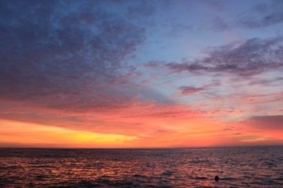 Vista de uma embarcação pesqueira em alto do mar Vista de uma embarcação pesqueira em alto do mar