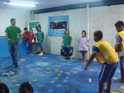Volunt&aacute;rio acompanhando alunos da Escola Bernal durante partida do Jogo "A Grande Viagem do Albatroz"