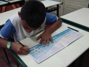 Aluno completando o caça-palavras da Cartilha, desenvolvida pelo Projeto Aluno completando o caça-palavras da Cartilha, desenvolvida pelo Projeto