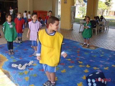 Crianças brincam com Jogo de Tabuleiro Crianças brincam com Jogo de Tabuleiro