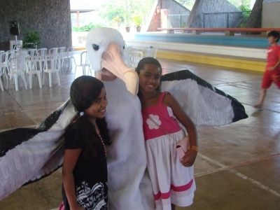 Crian&ccedil;as posando para foto com volunt&aacute;rio fantasiado de albatroz durante Dia da Ave, no ano passado no SESC Bertioga