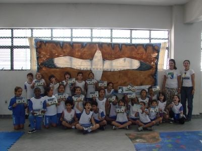 Alunos com as cartilhas Alunos com as cartilhas