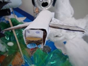 Detalhe de albatroz se alimento na maquete da escola Bar&atilde;o