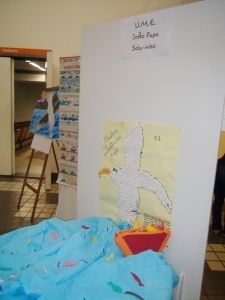 Maquete da Escola Jo&atilde;o Papa Sobrinho com r&eacute;plica de barco com toriline