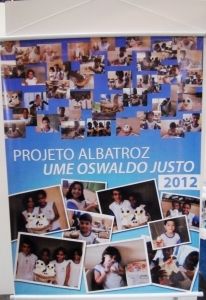 Banner com fotos de alunos da Oswaldo Justo durante execu&ccedil;&atilde;o de trabalho para o Albatroz na Escola
