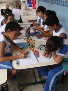 Alunos em atividade de Educação Ambiental Alunos em atividade de Educação Ambiental