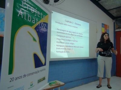 Maria Claudia Kohler, coordenadora de Educa&ccedil;&atilde;o Ambiental do Projeto Albatroz em capacita&ccedil;&atilde;o de professores