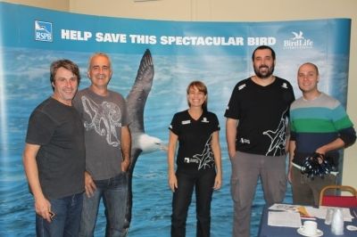 Esteban Frere, Coordenador sul-americano do Programa Global de Aves Marinhas da BirdLife (à esq.); Ben Sullivan, Coordenador do Programa Global de Aves Marinhas da BirdLife; Tatiana Neves e Rodrigo Sant'Ana; Oli Yates, Coordenador do Programa Esteban Frere, Coordenador sul-americano do Programa Global de Aves Marinhas da BirdLife (à esq.); Ben Sullivan, Coordenador do Programa Global de Aves Marinhas da BirdLife; Tatiana Neves e Rodrigo Sant'Ana; Oli Yates, Coordenador do Programa