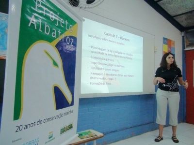 Maria Claudia Kohler, coordenadora de Educa&ccedil;&atilde;o Ambiental e Voluntariado do Projeto Albatroz, durante palestra