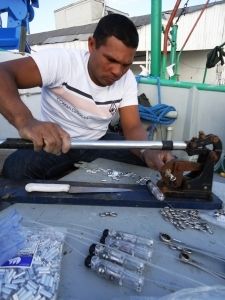 Pescador organizando o hook pod Pescador organizando o hook pod