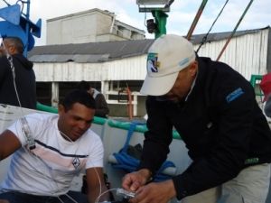 Dimas Gianuca, do Projeto Albatroz, auxiliando o pescador na utilização do hook pod Dimas Gianuca, do Projeto Albatroz, auxiliando o pescador na utilização do hook pod