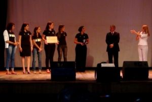 Tatiana apresentando a equipe do Projeto Albatroz Tatiana apresentando a equipe do Projeto Albatroz