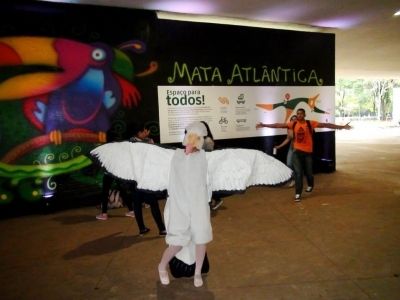 Performance 'Abra&ccedil;os Gr&aacute;tis'