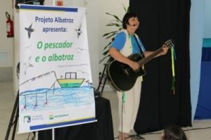 Arlete Ramello, da Cia. Teatral Arueiras do Brasil, &eacute; a respons&aacute;vel pelas m&uacute;sicas da pe&ccedil;a