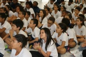 As crian&ccedil;as ficaram encantadas com o espet&aacute;culo 'O pescador e o albatroz'