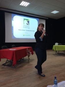 Tatiana Neves ministrando palestra sobre o trabalho do Projeto Albatroz no Instituto Federal do Esp&iacute;rito Santos (Ifes)