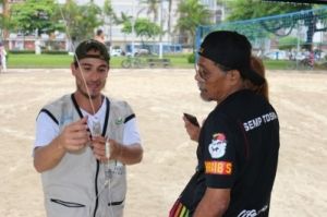 Volunt&aacute;rio do Projeto Albatroz explica para o p&uacute;blico o funcionamento do hookpod