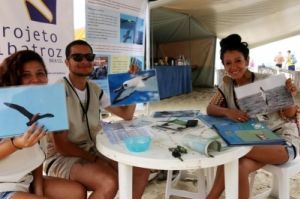 Volunt&aacute;rios do Projeto Albatroz no estande na praia de Santos