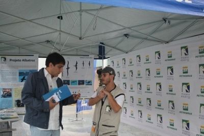 Volunt&aacute;rio do Projeto Albatroz explica sobre o trabalho realizado pela ONG