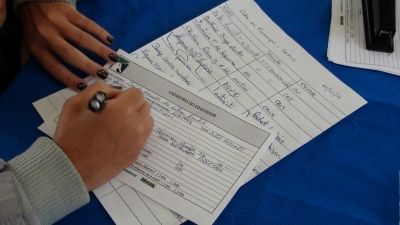 Educadora preenchendo cadastro do Projeto Albatroz Educadora preenchendo cadastro do Projeto Albatroz