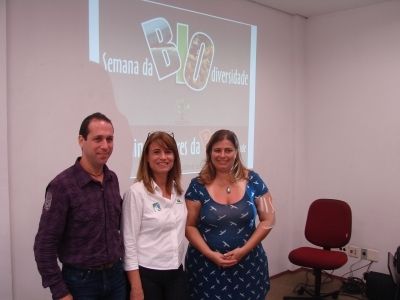 Paulo de Salles, Prof. Mestre da Unisanta; Tatiana Neves, coordenadora geral do Projeto Albatroz; C&aacute;ssia de Freitas, ONG Sala Verde
