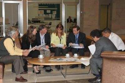 Membros das delega&ccedil;&otilde;es que elaboraram a recomenda&ccedil;&atilde;o; ao centro, Tatiana Neves, coordenadora geral do Projeto Albatroz