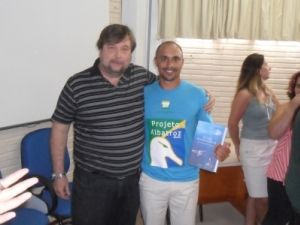 Dr. Danilo Calazans, graduado em Oceanologia e professor de Técnicas e Práticas em Oceanografia na Universidade Federal do Rio Grande (FURG-RS) e Dimas Gianuca, observador de bordo do Projeto Albatroz Dr. Danilo Calazans, graduado em Oceanologia e professor de Técnicas e Práticas em Oceanografia na Universidade Federal do Rio Grande (FURG-RS) e Dimas Gianuca, observador de bordo do Projeto Albatroz
