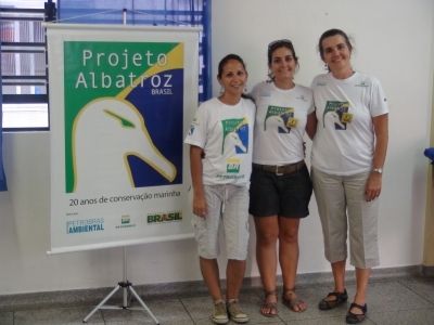 &Eacute;rica Stange Santos, volunt&aacute;ria do Projeto Albatroz; Cynthia Ranieri, assistente de comunica&ccedil;&atilde;o; Maria Claudia Kohler, coordenadora de Educa&ccedil;&atilde;o Ambiental
